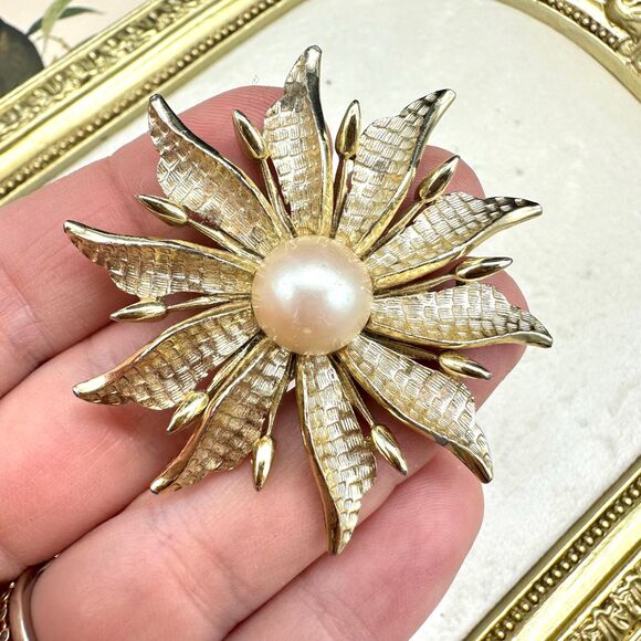 Vintage Gerry’s Gold Tone Flower Brooch Pin Floral Jewelry with faux pearl - Picture 1 of 8